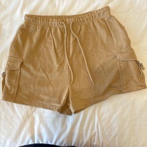 Beige casual shorts with cool pockets
